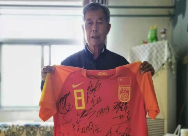 World Cup registration-李铁邀请患病老球迷观看比赛 并赠送国足签名球衣